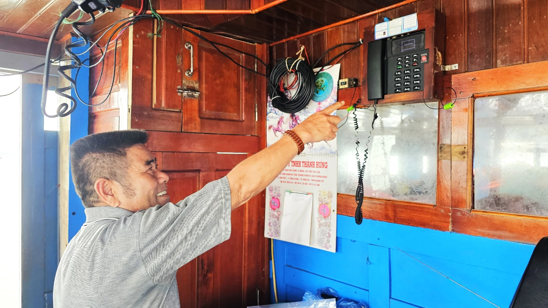 সমুদ্রতীরে মাছ ধরার জন্য বৃহৎ ক্ষমতাসম্পন্ন নৌকার জন্য আধুনিক সরঞ্জামে বিনিয়োগ করছেন জেলেরা - ছবি: এস.এইচ.