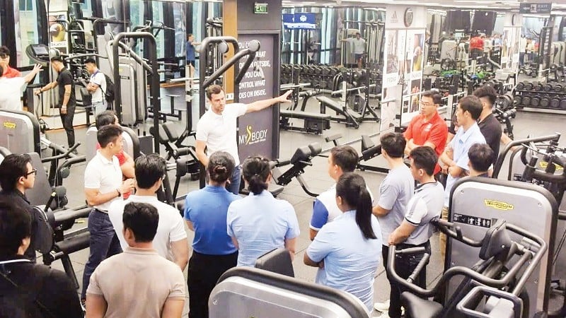 អ្នកជំនាញ EVO វៀតណាមណែនាំការហ្វឹកហាត់កីឡា ជំនួយសង្គ្រោះបឋម និងការសង្គ្រោះរបួស។
