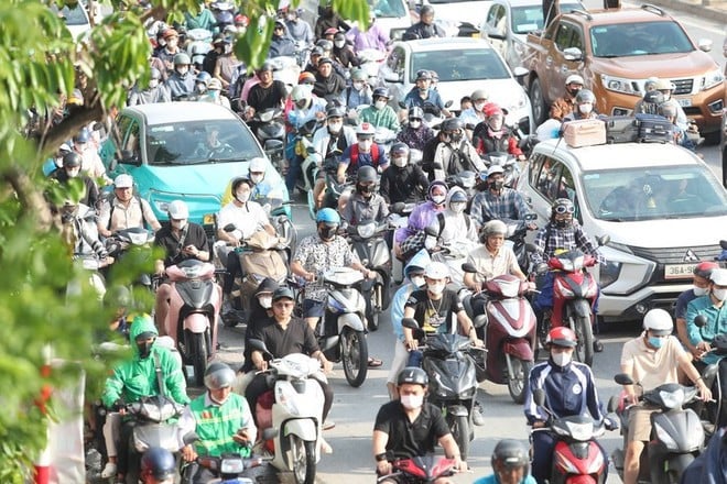 För att uppnå bränsleförbrukningsmålet på 4,83 l/100 km måste biltillverkarna sluta sälja upp till 97 % av nuvarande traditionella bensindrivna modeller. (Foto: Viet Hung/Vietnam+)
