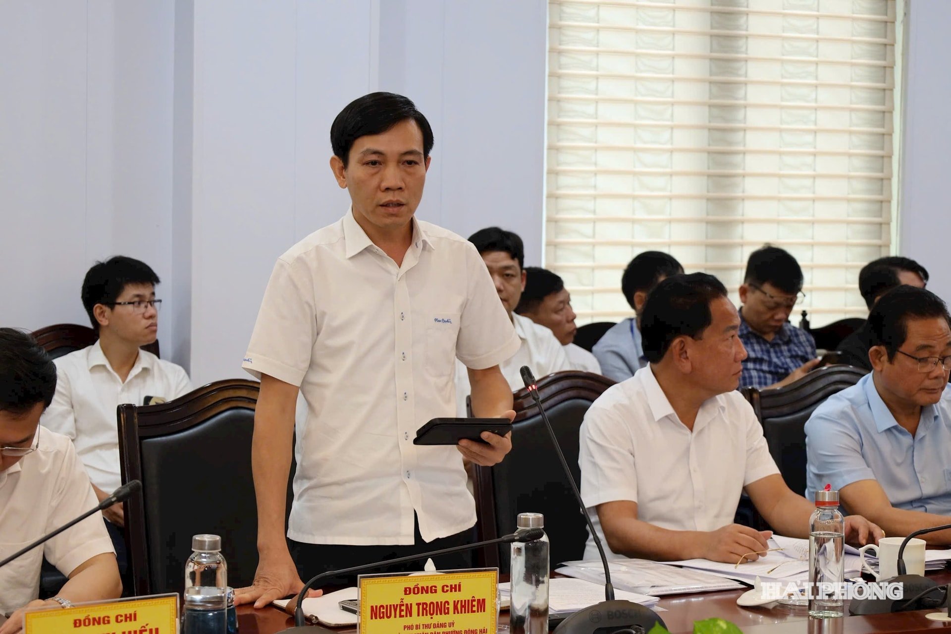ប្រធានវួដ Dong Hai ថ្លែងក្នុងសន្និសីទ