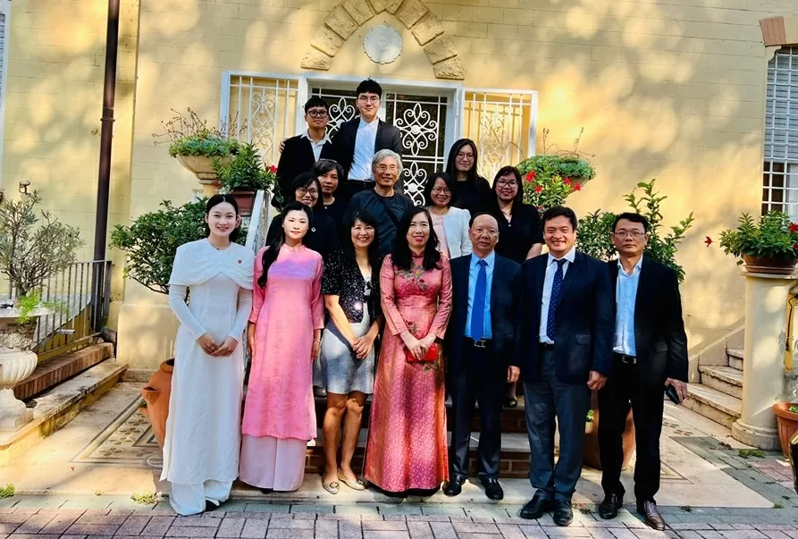 Thứ trưởng Lê Thị Thu Hằng tiếp xúc cộng đồng, gặp mặt đại diện các trường đại học Italy nhân kỷ niệm Ngày Tôn vinh tiếng Việt