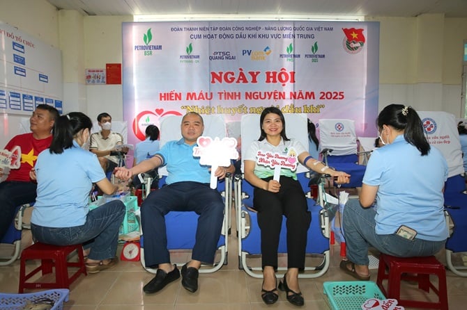 គូស្វាមីភរិយាជាច្រើនបរិច្ចាគឈាមជាមួយគ្នា