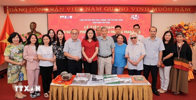 ttxvn-ceremony-receiving-present-by-reporter-chief-of-war-giving-a-presentation-to-the-sea-portal-photo-collection-of-Vietnam-tran-xa-news-1509.jpg