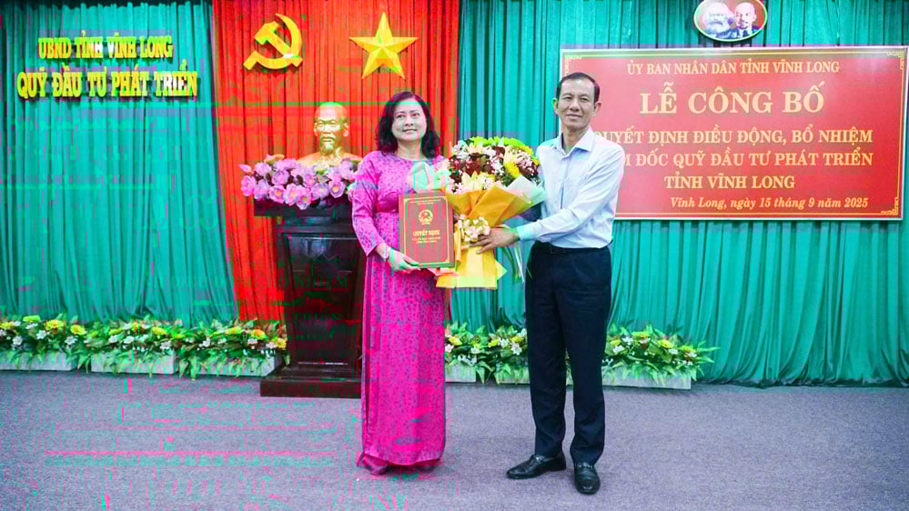 អនុប្រធានអចិន្ត្រៃយ៍គណៈកម្មាធិការប្រជាជនខេត្ត - លោក Dang Van Chinh បង្ហាញសេចក្តីសម្រេចជូនលោកស្រី Pham Thi No នាយកមូលនិធិវិនិយោគអភិវឌ្ឍន៍ខេត្ត Vinh Long។   