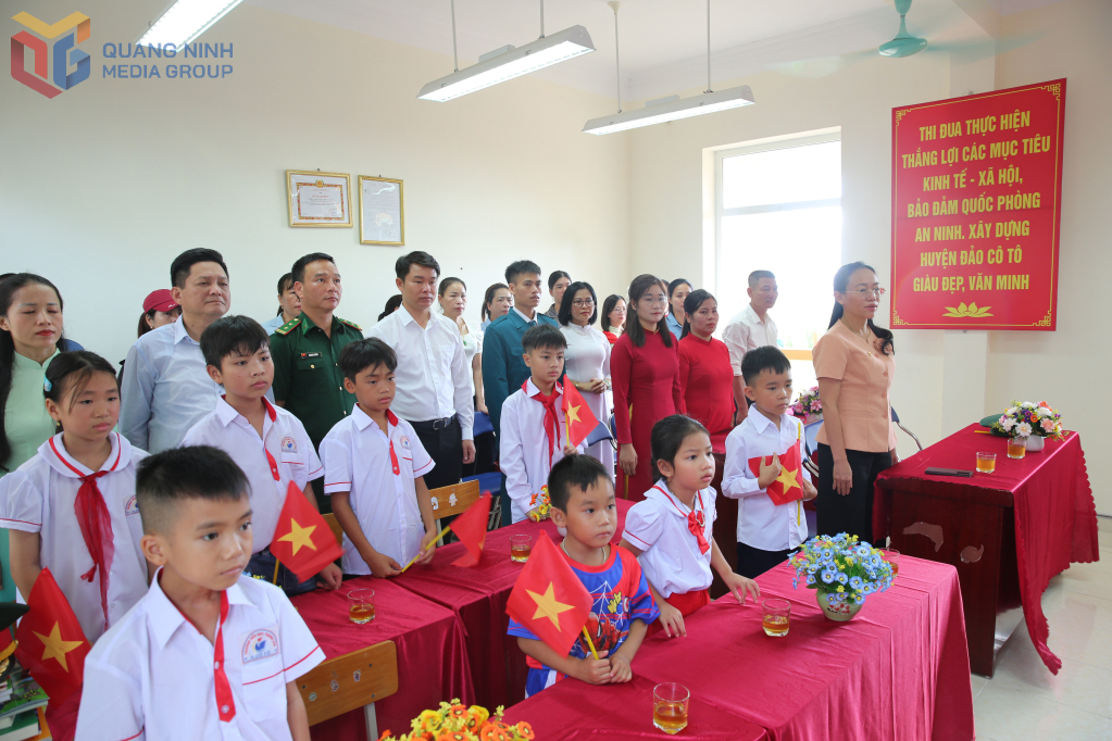 ពិធីបើកបវេសនកាលឆ្នាំសិក្សាថ្មី ២០២៥-២០២៦ នៅសាលាអន្តរកម្រិត Dao Tran តំបន់ពិសេស Co To (រូបថត៖ Minh Duc)