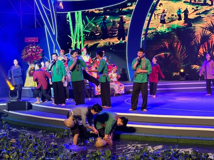 Rực rỡ chương trình nghệ thuật “Đờn ca tài tử Nam Bộ - Di sản tỏa sáng”

- Ảnh 3.