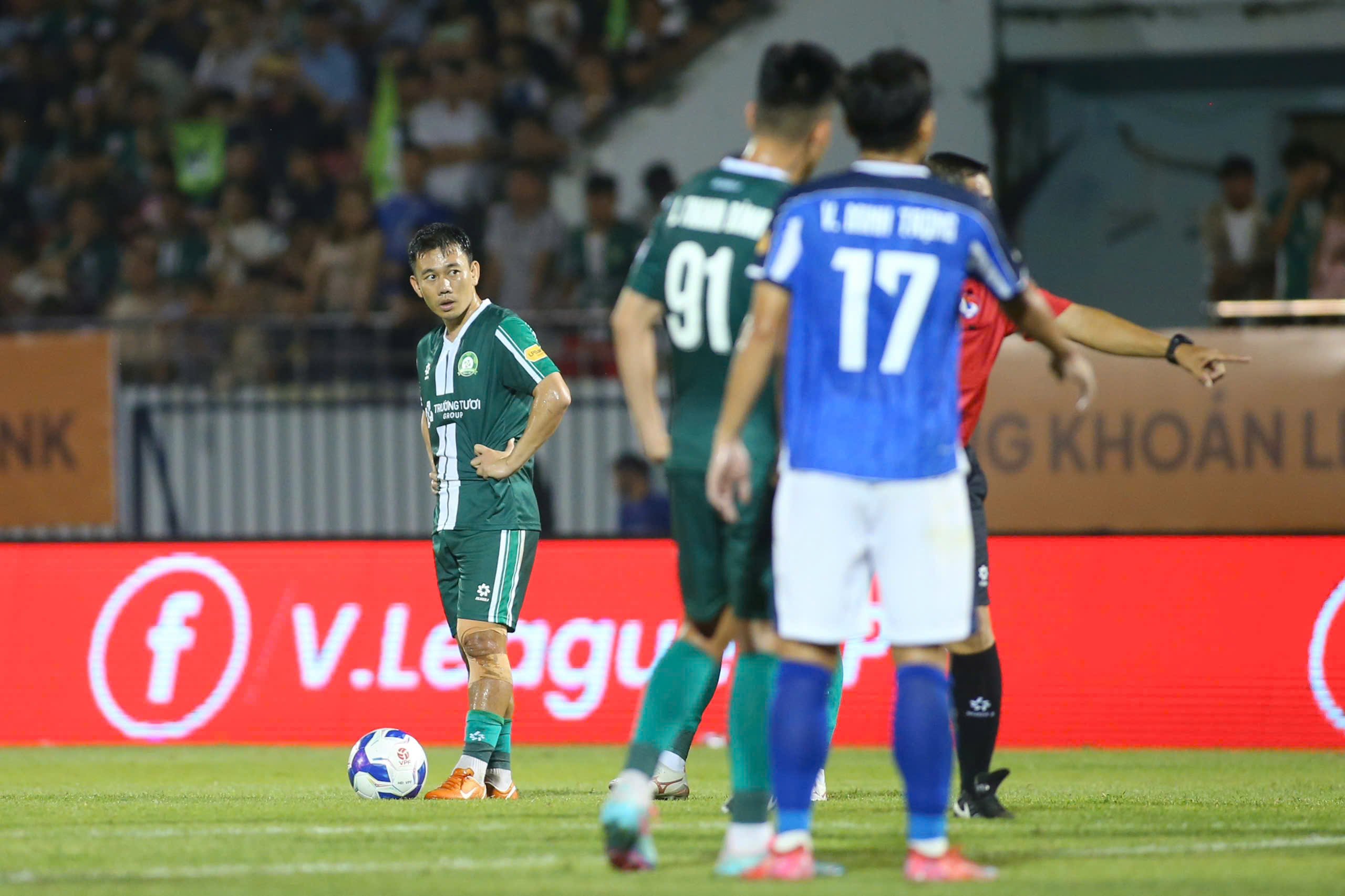 Minh Vuong ស៊ុតបាល់ហ្វ្រីឃីក 'ពិតជាភាពយន្ត' ក្រុមរបស់ Cong Phuong ធ្វើឱ្យគ្រូចាស់របស់ពួកគេសោកសៅ - រូបថត 2 ។