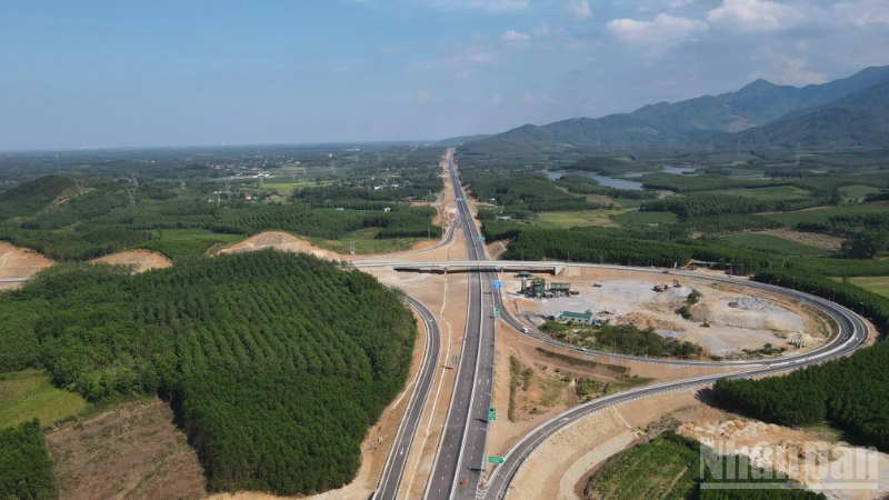 ផ្នែកមួយនៃផ្លូវ Expressway ខាងជើង-ខាងត្បូង ប៉ែកខាងកើតកាត់ខេត្ត Ha Tinh ។