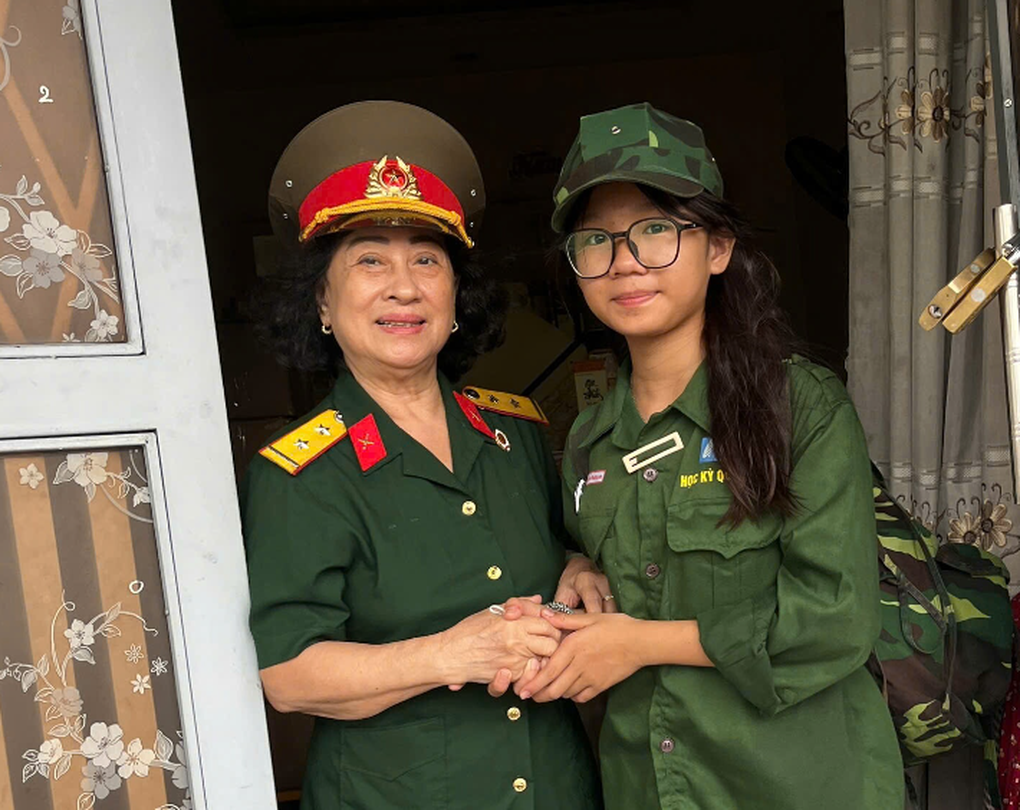 Xúc động chuyện nữ sinh nhặt ve chai kiếm tiền mời bà đi xem phim “Mưa đỏ - 3