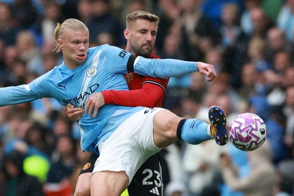 CĐV Man Utd tức giận, đòi đuổi hai ngôi sao Man Utd sau trận thua Man City - 1