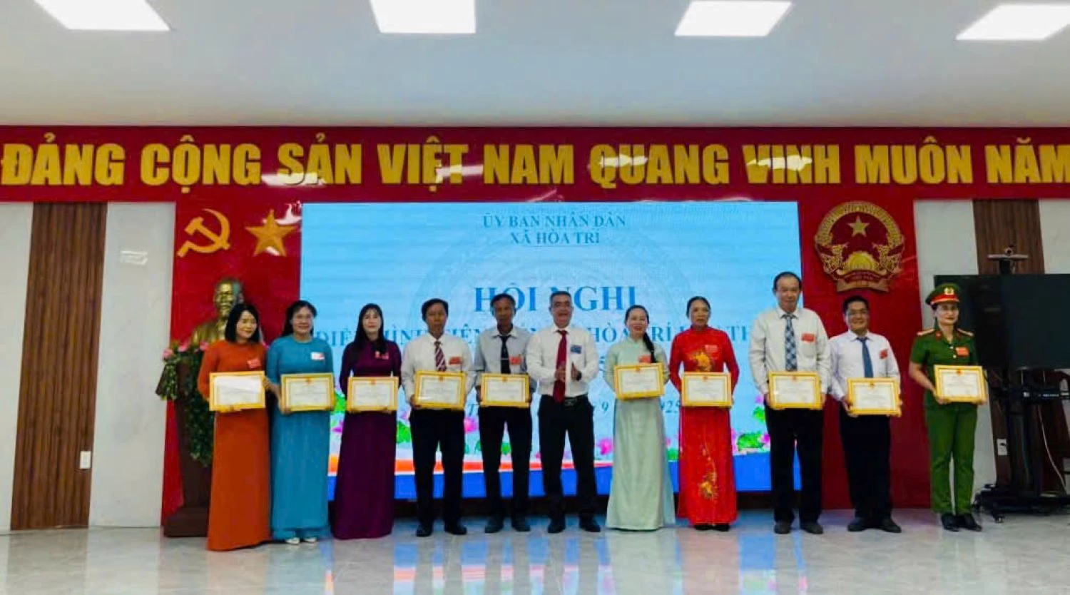 លោក Nguyen Ngoc Minh - លេខាអចិន្ត្រៃយ៍គណៈកម្មាធិការបក្សឃុំ Hoa Tri បានប្រគល់ប័ណ្ណសរសើរដល់បុគ្គល។