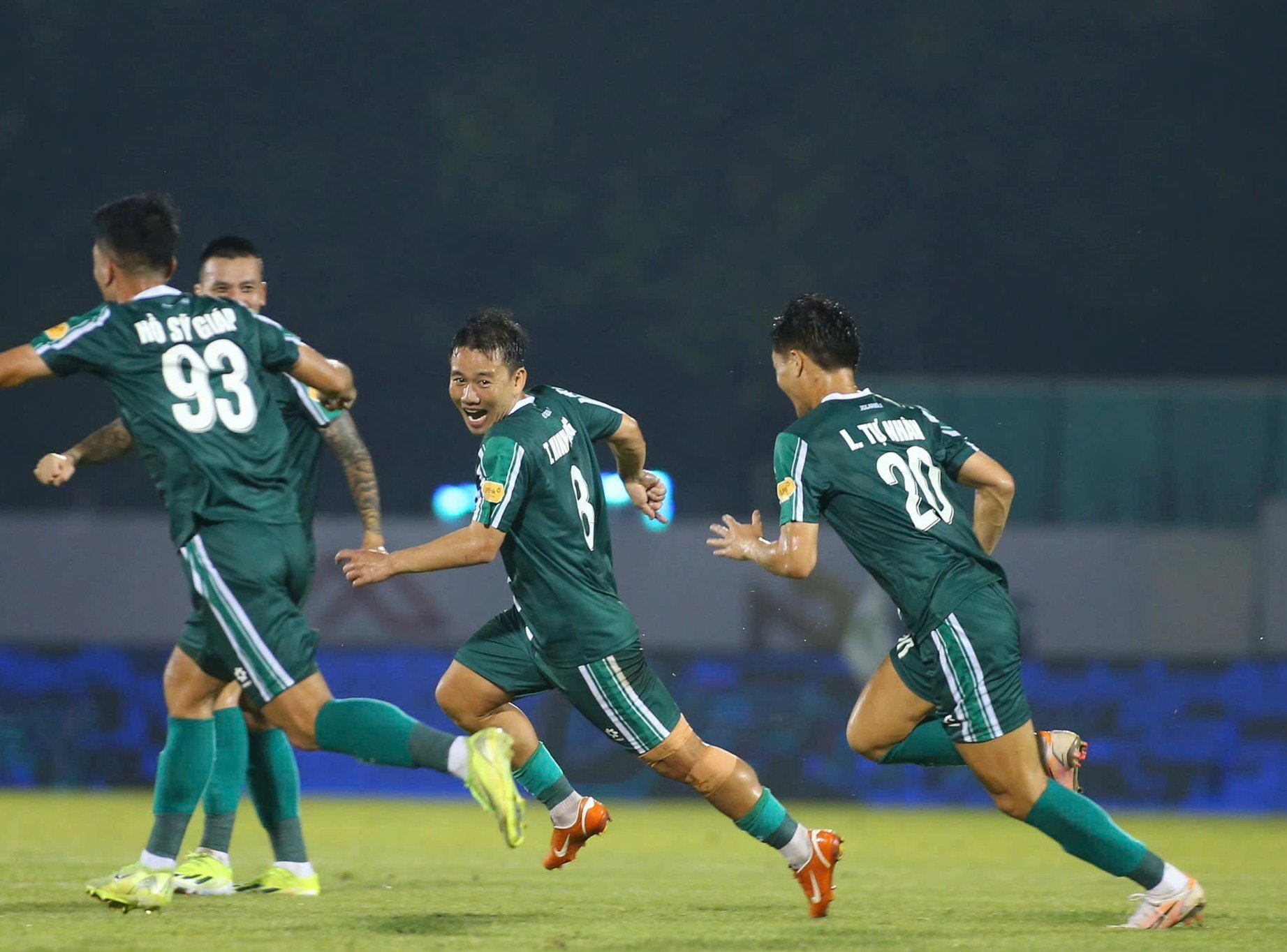 Minh Vuong ស៊ុតបាល់ហ្វ្រីឃីក 'ពិតជាភាពយន្ត' ក្រុមរបស់ Cong Phuong ធ្វើឱ្យគ្រូចាស់របស់ពួកគេសោកសៅ - រូបថត 1.
