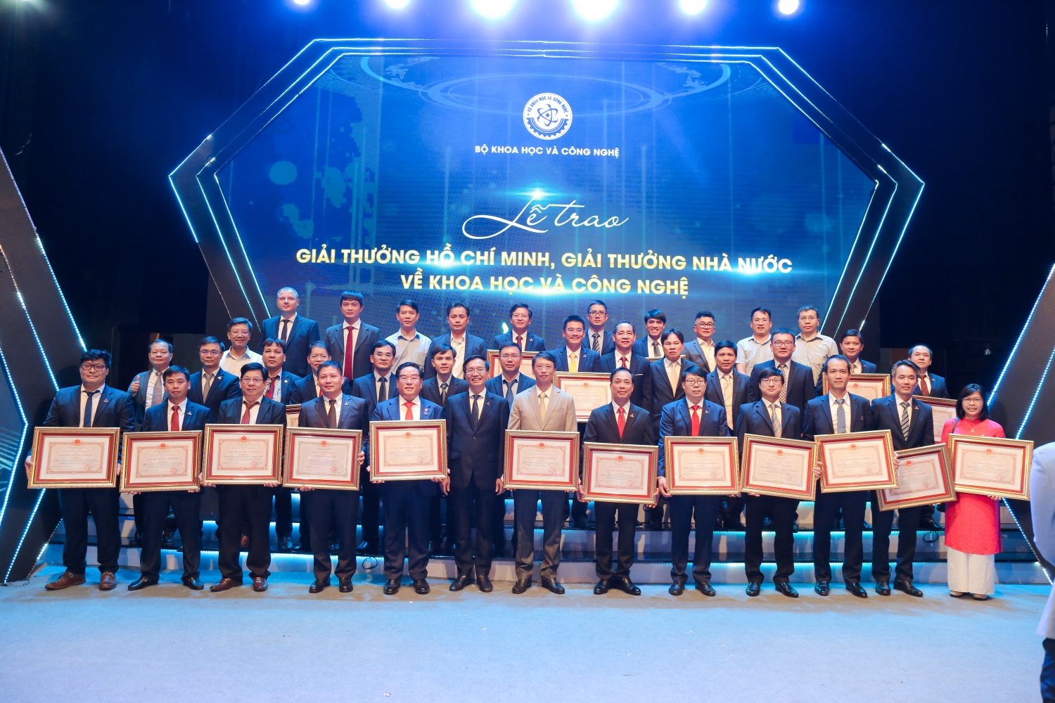 ប្រធានក្រុមប្រឹក្សាភិបាល BSR លោក Bui Ngoc Duong (ជួរទីមួយ ទីបួនពីឆ្វេង) និងអ្នកនិពន្ធមកពី Petrovietnam បានទទួលរង្វាន់ហូជីមិញ និងរង្វាន់រដ្ឋសម្រាប់វិទ្យាសាស្ត្រ និងបច្ចេកវិទ្យាក្នុងឆ្នាំ 2022។