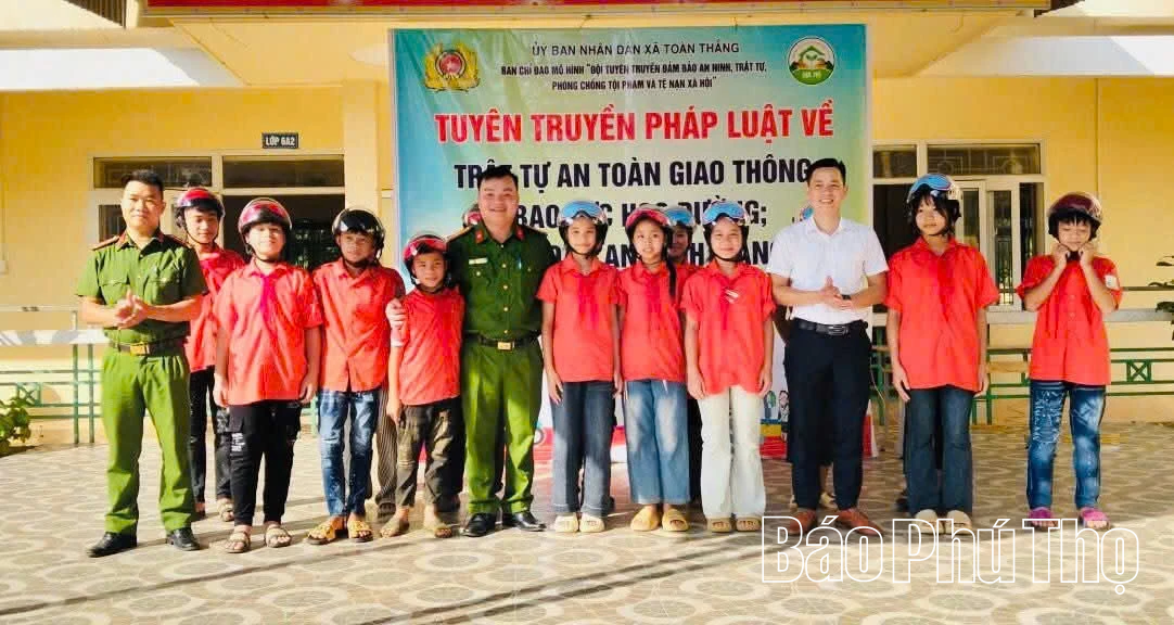 ថន ថង ឃោសនា​ច្បាប់​ដល់​ប្រជាពលរដ្ឋ​ជាង ៥០០​នាក់។