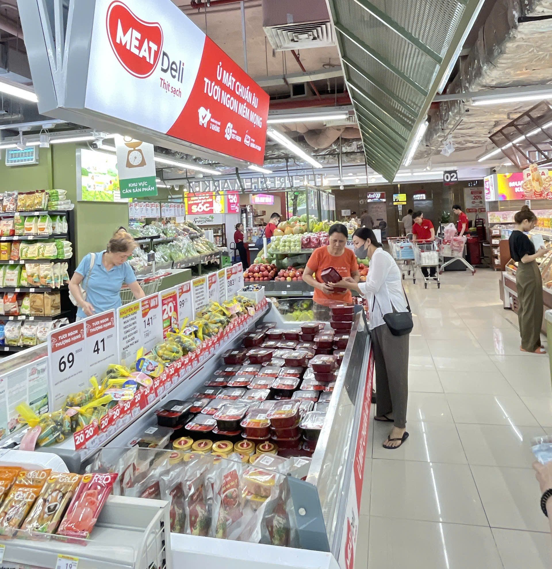 Verbraucher entscheiden sich im Supermarkt für gekühltes Fleisch von MEATDeli.jpg