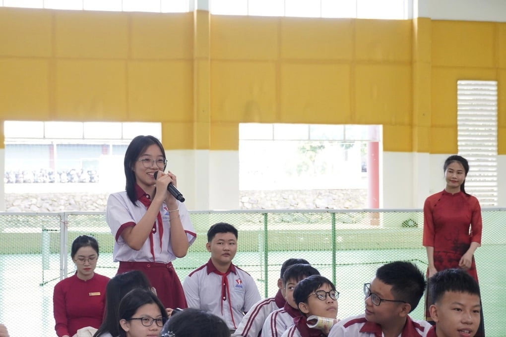 Nhà trường mua hơn 2.000 vé xem Mưa đỏ tặng học sinh - 1
