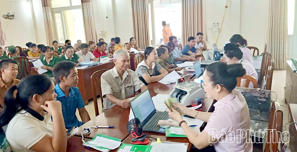 ផ្តល់កិត្តិយសដល់សមាជិកជាមួយនឹងការរួមចំណែកជាច្រើនក្នុងសកម្មភាពរបស់ធនាគារគោលនយោបាយសង្គម Luong Son