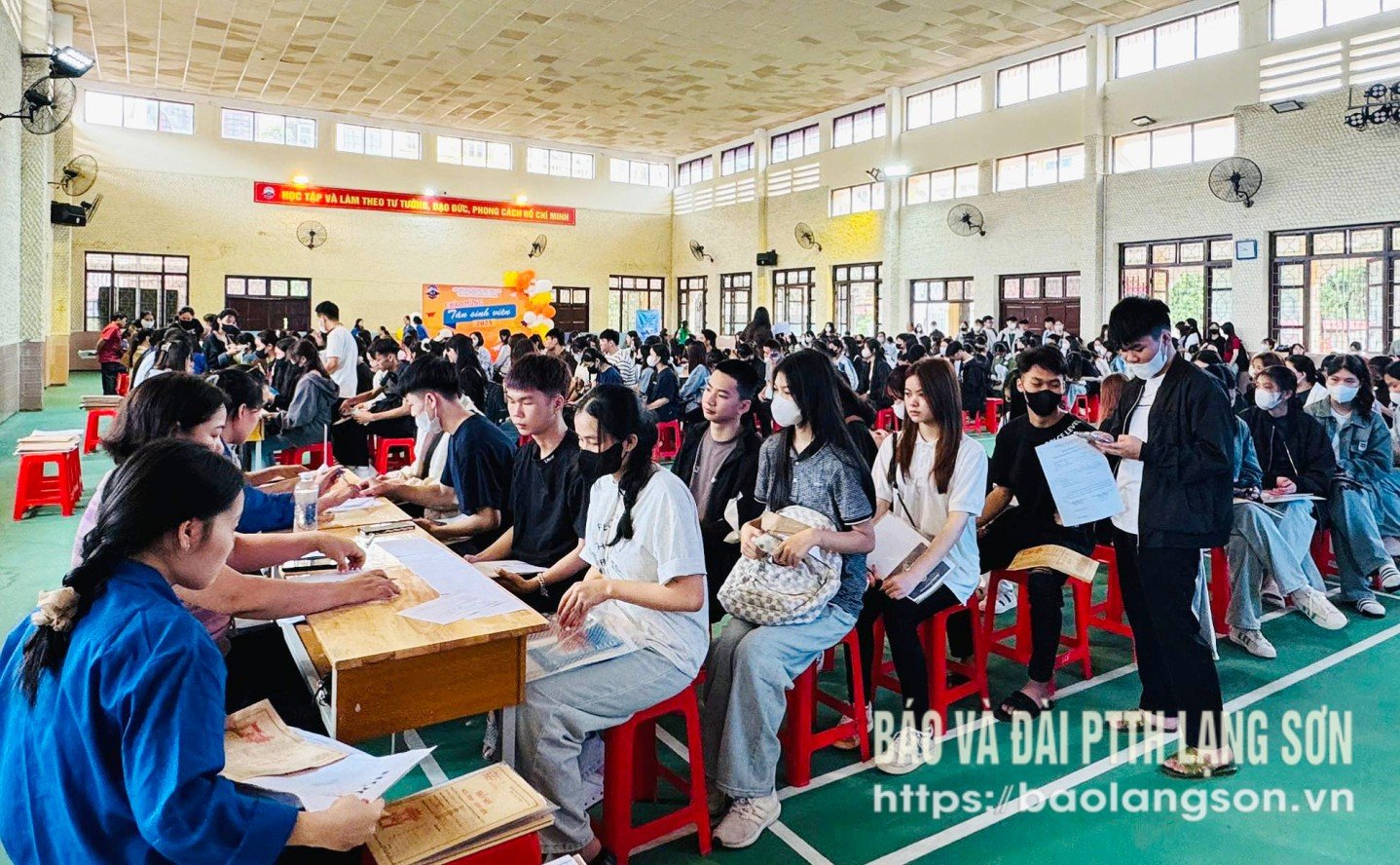 និស្សិតថ្មីនៃមហាវិទ្យាល័យគរុកោសល្យ Lang Son បំពេញបែបបទចូលរៀន