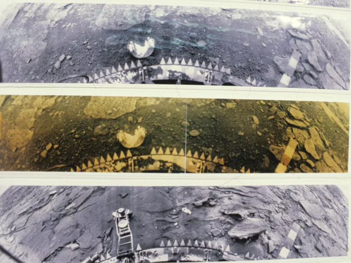រូបភាពបែប Panoramic នៃផ្ទៃនៃ Venus ដែលត្រូវបានសាងសង់ឡើងវិញដែលទទួលបានពីម៉ូឌុលចុះចតនៃស្ថានីយ៍ Venera-14 ។ (ប្រភព៖ RIA)