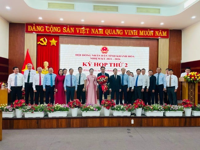 Đại biểu HĐND tỉnh Khánh Hòa chúc mừng ông Nguyễn Khắc Toàn được bầu vào vị trí Chủ tịch UBND tỉnh này