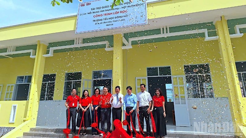ពិធីប្រគល់បន្ទប់រៀនថ្មីចំនួន ៤ ដែលឧបត្ថម្ភដោយ Central Retail Group Vietnam ដល់សាលាបឋមសិក្សា Dong Hai ។