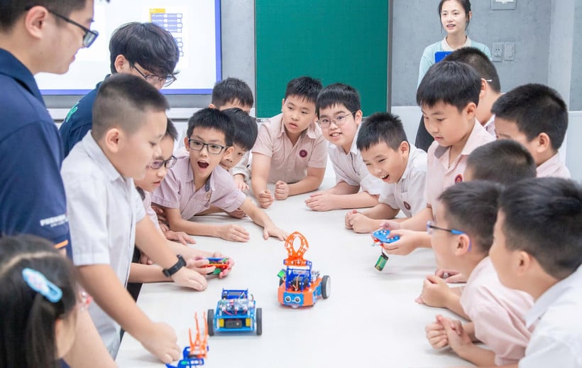 Students of MAY Primary and Secondary School are excited during STEM class