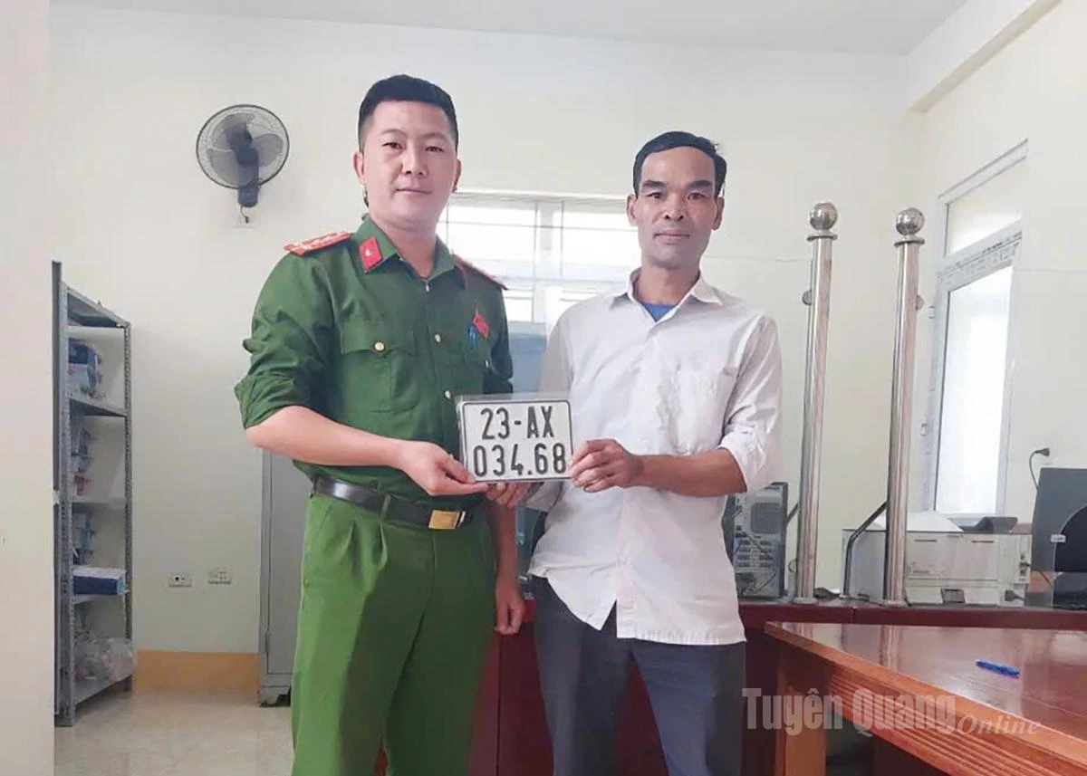 Herr Vuong Van Vai aus dem Dorf Diu Ha, Gemeinde Xin Man, war begeistert, als er die Ergebnisse der Fahrzeugzulassung erhielt.
