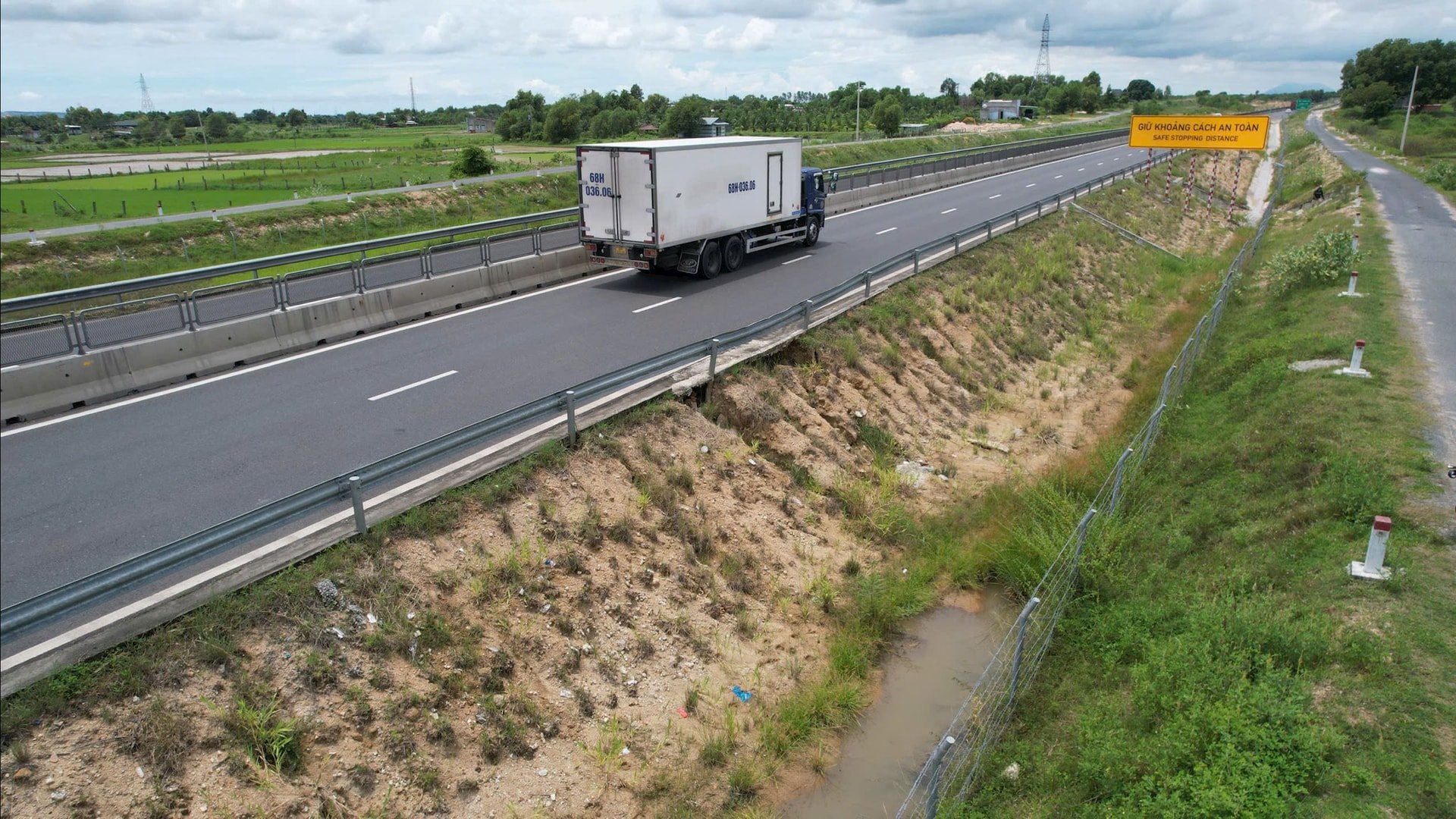ヴィンハオ～ファンティエット高速道路の浸食
