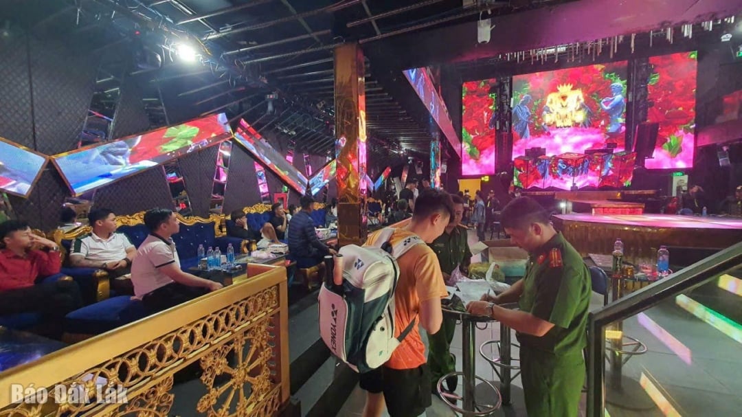 កម្លាំង​ប៉ូលិស​ឆែកឆេរ​នៅ​បារ Monaco។