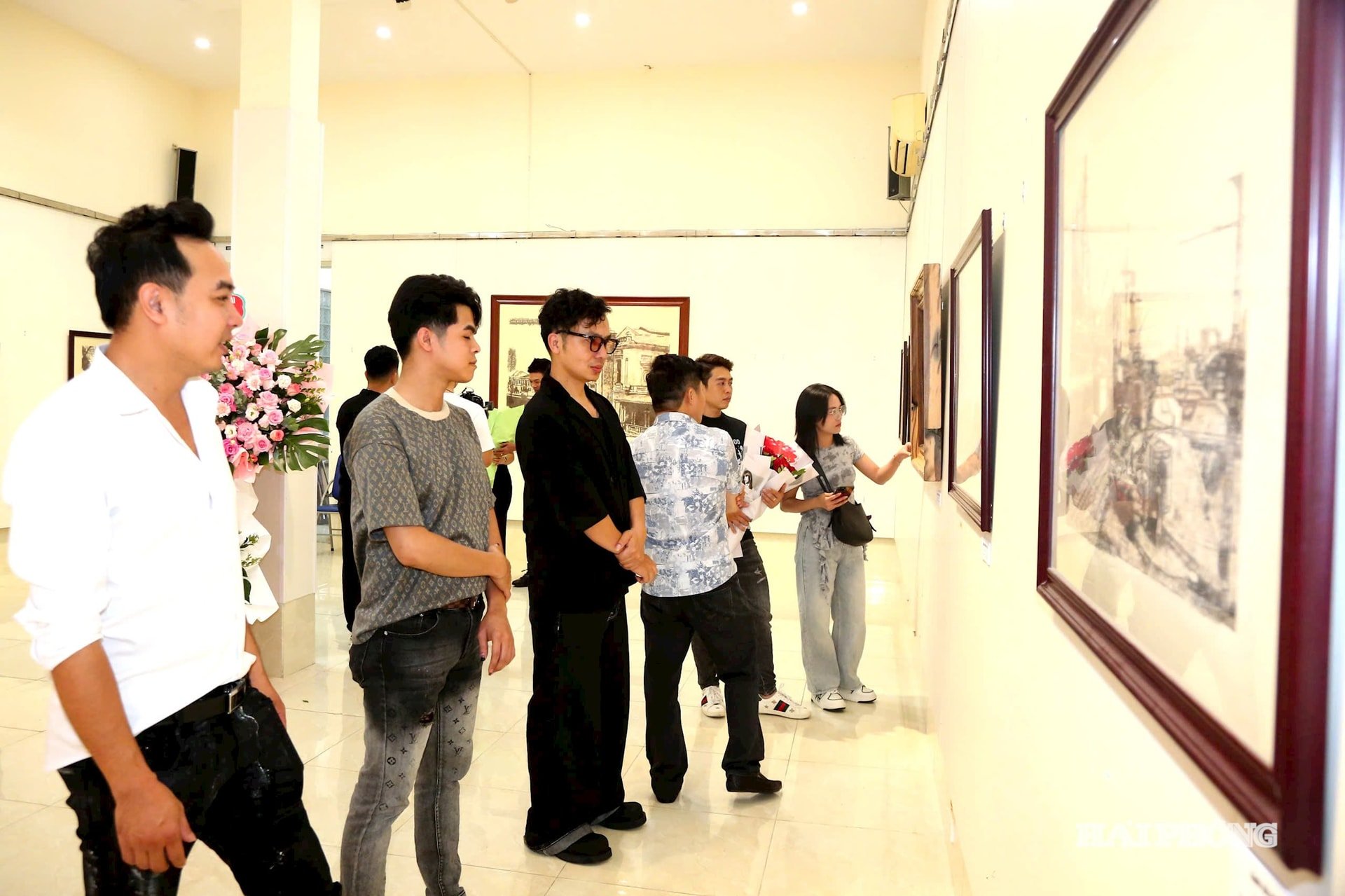 Đông đảo người dân, du khách tham quan triển lãm. Ảnh ĐỖ HIỀN