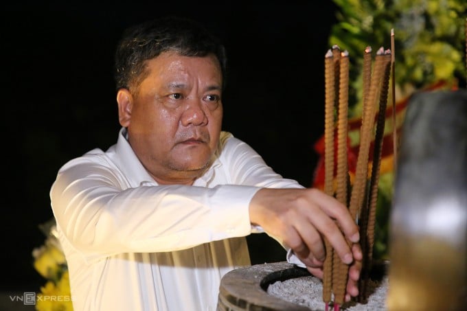 Ông Trần Phong, Chủ tịch tỉnh Quảng Trị, dâng hương tại đài tưởng niệm thành cổ.