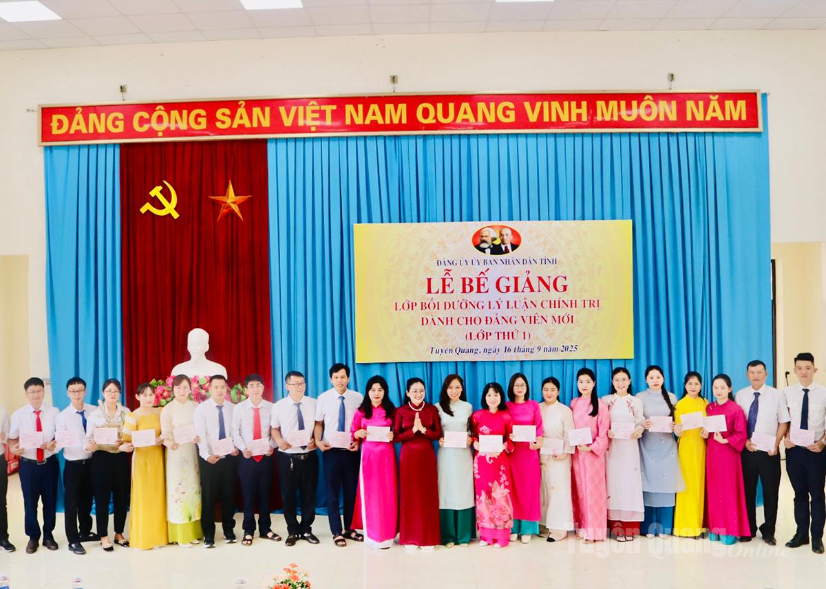 សមមិត្ត Vu Thi Minh Hanh អនុលេខាទទួលបន្ទុក ប្រធាននាយកដ្ឋានឃោសនា និងចលនាមហាជននៃគណៈកម្មាធិការប្រជាជនខេត្ត បានប្រគល់វិញ្ញាបនបត្រដល់សិក្ខាកាម។