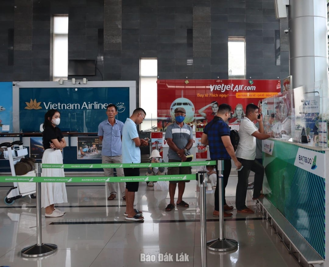 អ្នក​ដំណើរ​ចូល​ទៅ​ក្នុង​អាកាសយានដ្ឋាន Buon Ma Thuot។