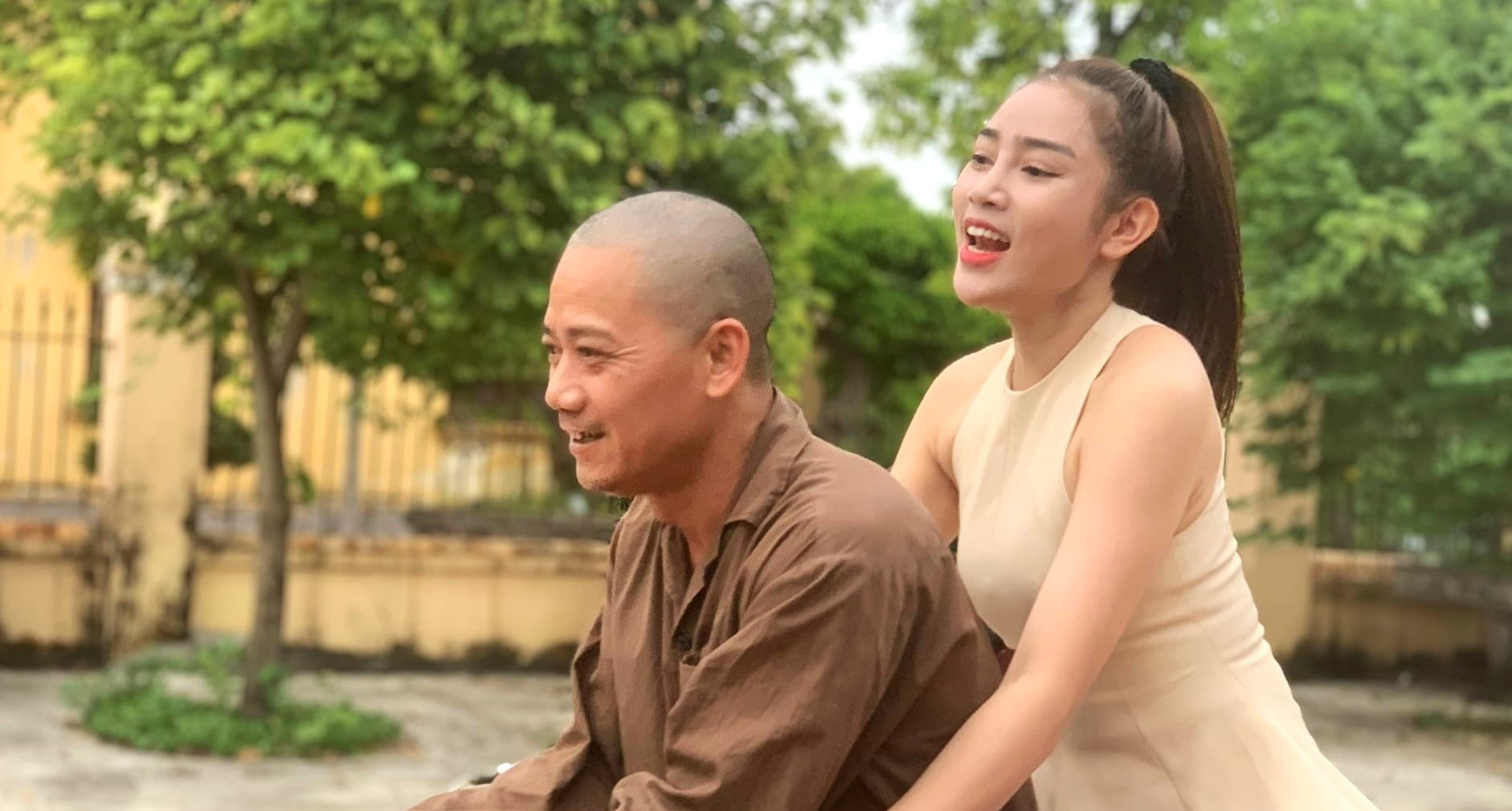 Hoa hậu Kỳ Duyên đượm buồn, con trai NSND Trần Nhượng 'khoe' vợ