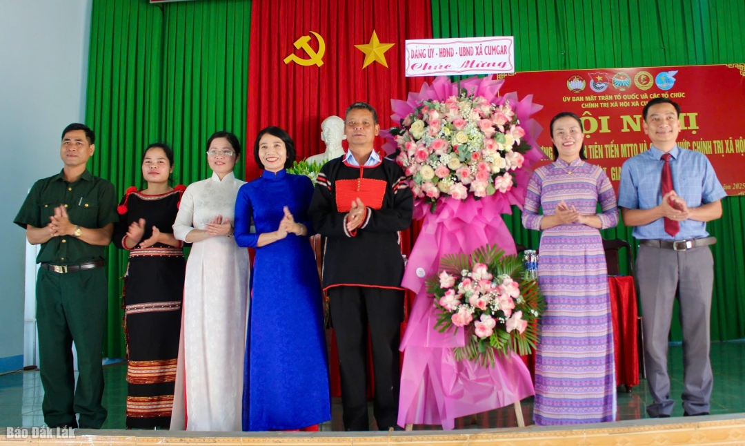 តំណាងថ្នាក់ដឹកនាំឃុំ Cu M'gar ជូនកម្រងផ្កាជូនគណៈកម្មាធិការរៀបចំសន្និសីទ។