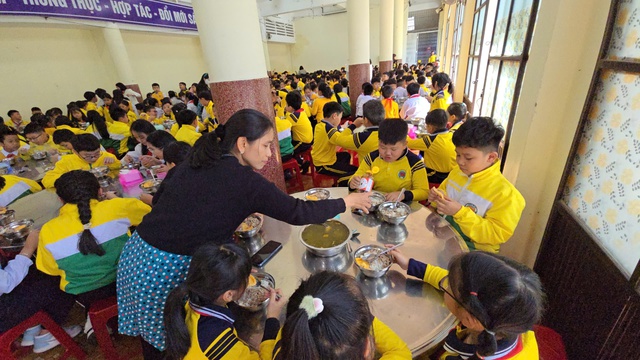 Tỉnh Lâm Đồng yêu cầu báo cáo vụ thực phẩm bẩn trong trường học Trưng Vương - Ảnh 2.