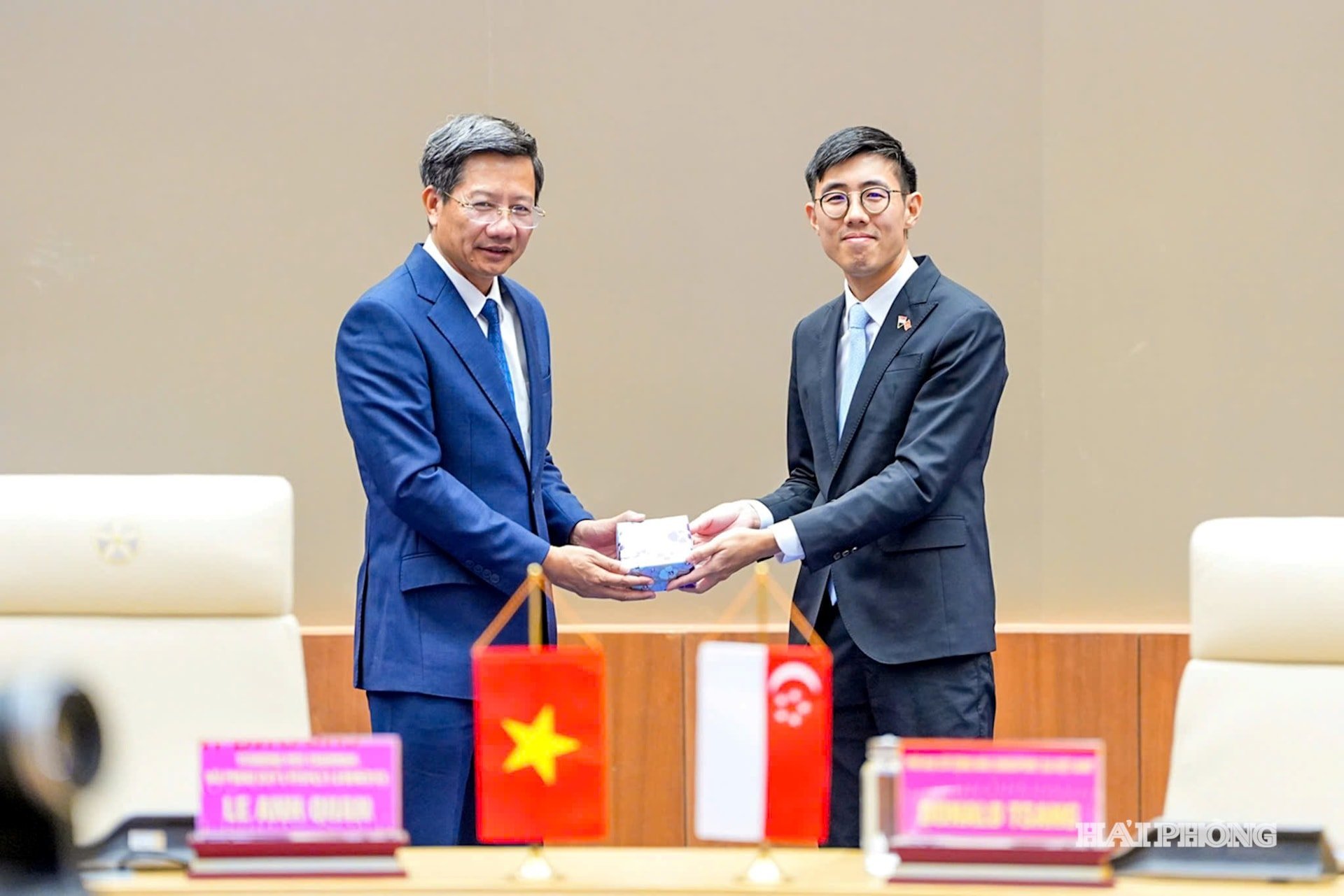 Comrade Le Anh Quan, Permanent Vice Chairman of the City People's Committee and Mr. Donald Tsang, Deputy Ambassador of Singapore to Vietnam