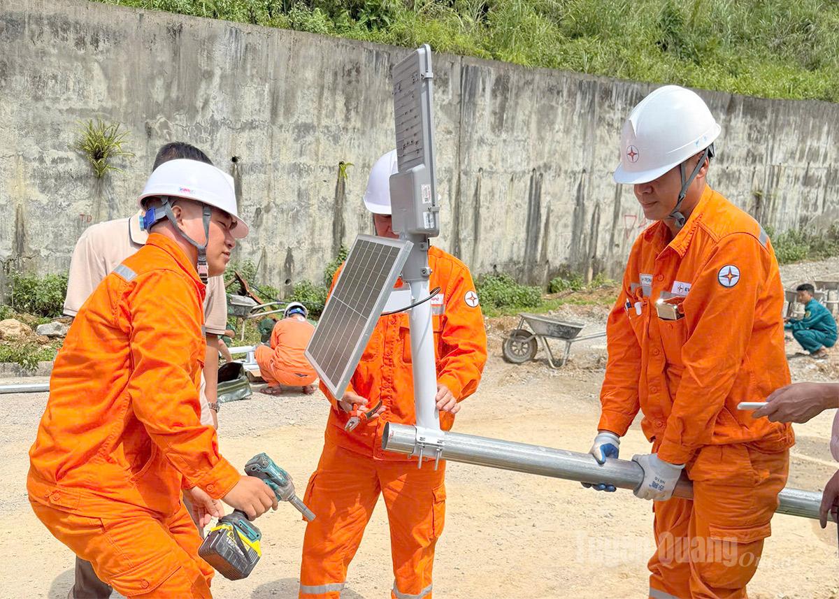 Yen Minh Regional Power Management Team actively constructs the project.