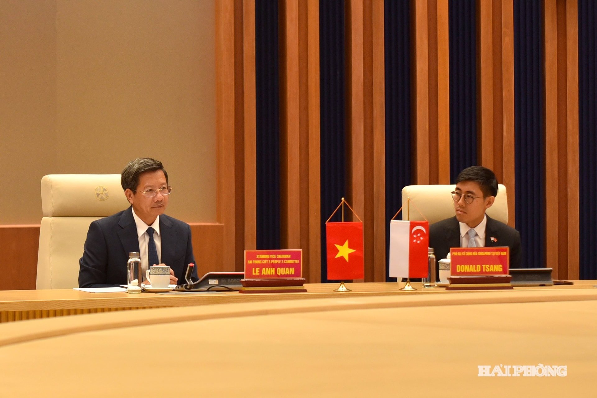 Comrade Le Anh Quan, Standing Vice Chairman of the City People's Committee received Mr. Donald Tsang, Deputy Ambassador of Singapore to Vietnam