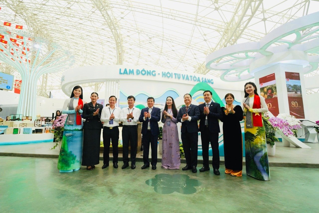 Đồng chí Y Thanh Hà Niê Kđăm, Ủy viên Ban Chấp hành Trung ương Đảng, Bí thư Tỉnh ủy chụp hình lưu niệm trước không gian trưng bày của tỉnh