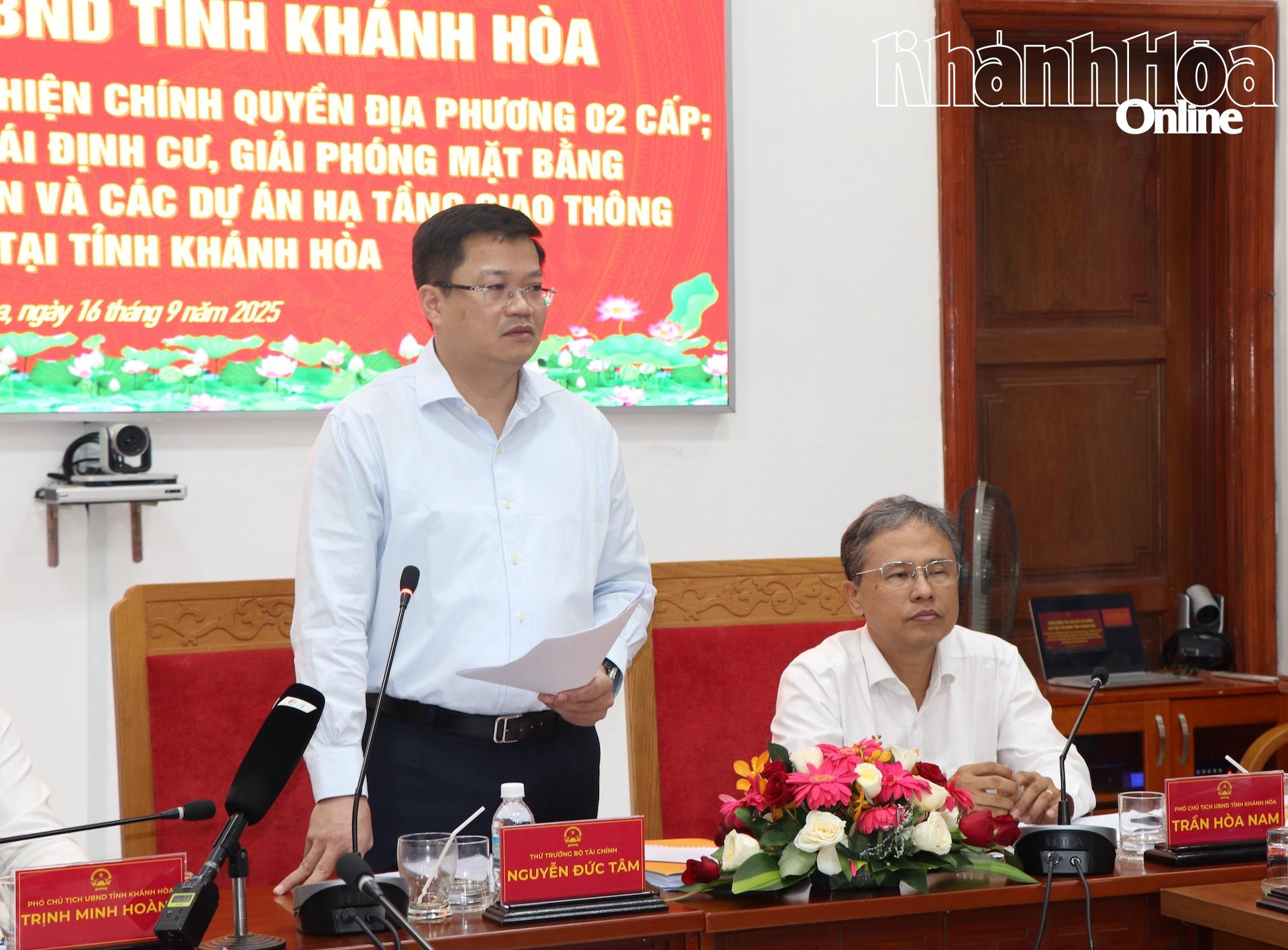 Thứ trưởng Bộ Tài chính Nguyễn Đức Tâm phát biểu tại buổi làm việc.