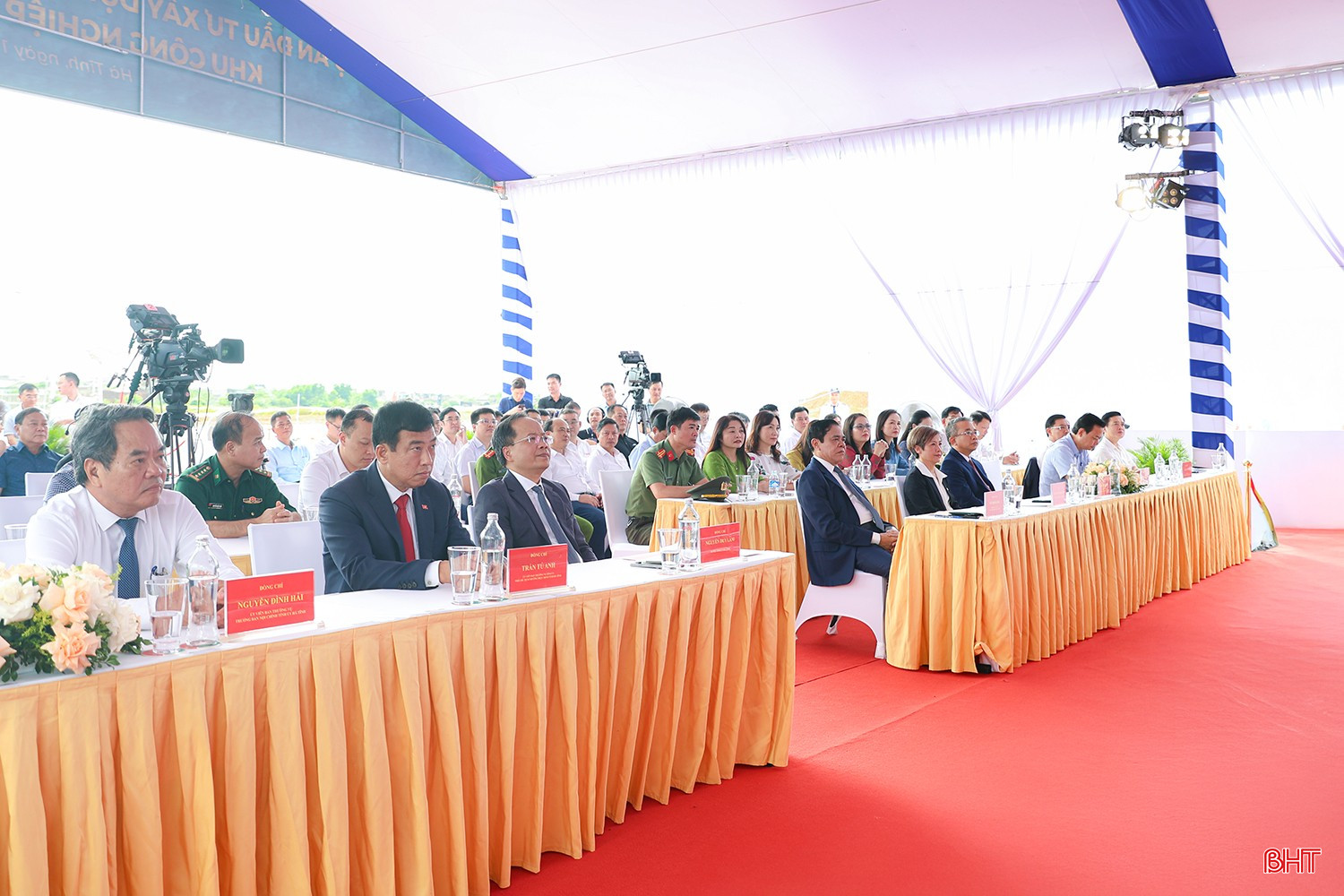 Bí thư Tỉnh ủy Nguyễn Duy Lâm, Chủ tịch UBND tỉnh Võ Trọng Hải và các đại biểu tham dự lễ khởi công Dự án Khu công nghiệp Vinhomes Vũng Áng.