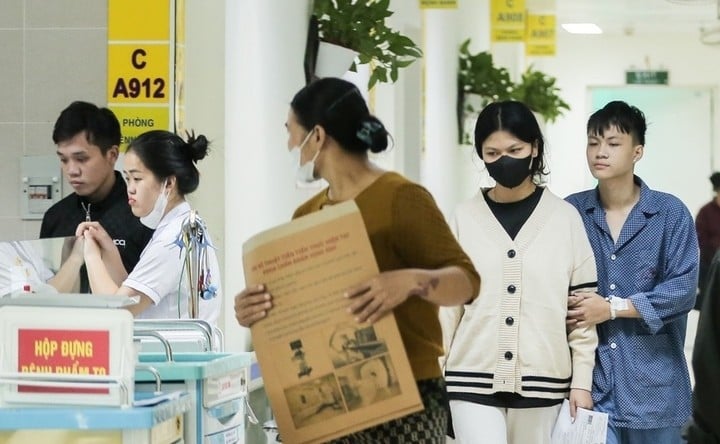 People go for medical check-ups at a medical facility in Hanoi. (Photo: Nhu Loan)