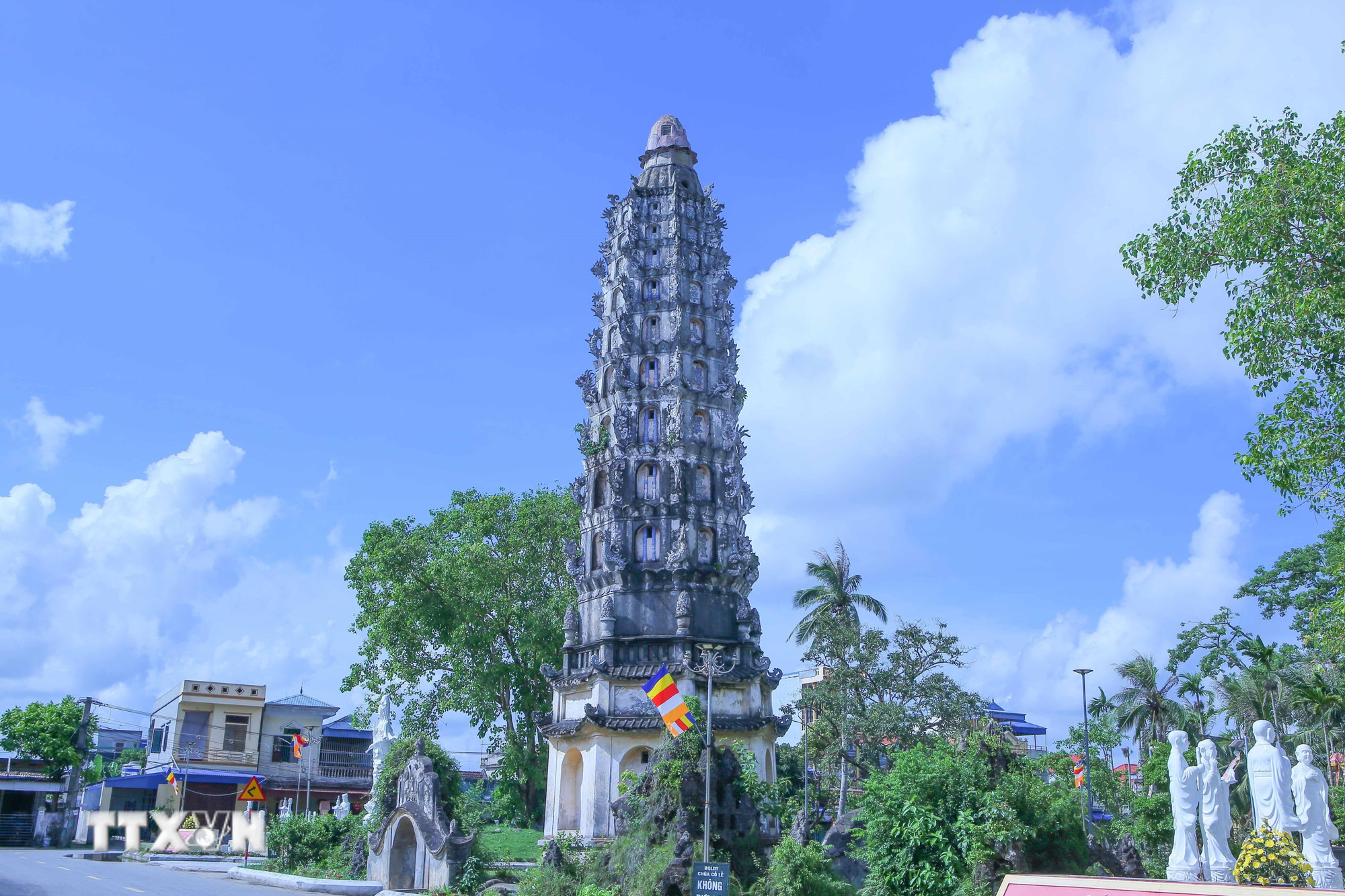 ttxvn-bao-ton-va-phat-huy-gia-tri-van-hoa-tai-di-tich-quoc-gia-dac-biet-chua-co-le-ninh-binh-8277616-5.jpg