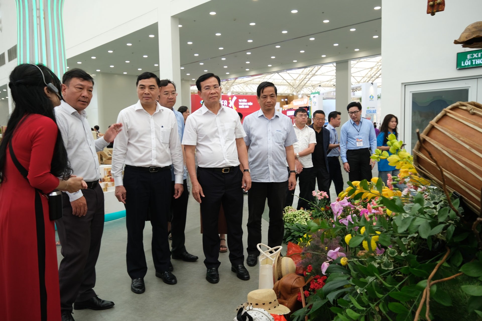 Các đồng chí lãnh đạo tỉnh Lâm Đồng nghe thuyết trình tại khu vực triển lãm