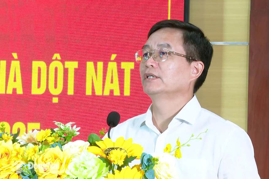 សមមិត្ត Nguyen Dinh Trung សមាជិកគណៈកម្មាធិការមជ្ឈិមបក្ស លេខាគណៈកម្មាធិការបក្សខេត្ត Dak Lak បានថ្លែងអំណរគុណចំពោះខេត្ត Dong Nai ដែលបានសហការក្នុងកម្មវិធីលុបបំបាត់ផ្ទះបណ្ដោះអាសន្ន និងរលំ។ រូបថត៖ Tran The