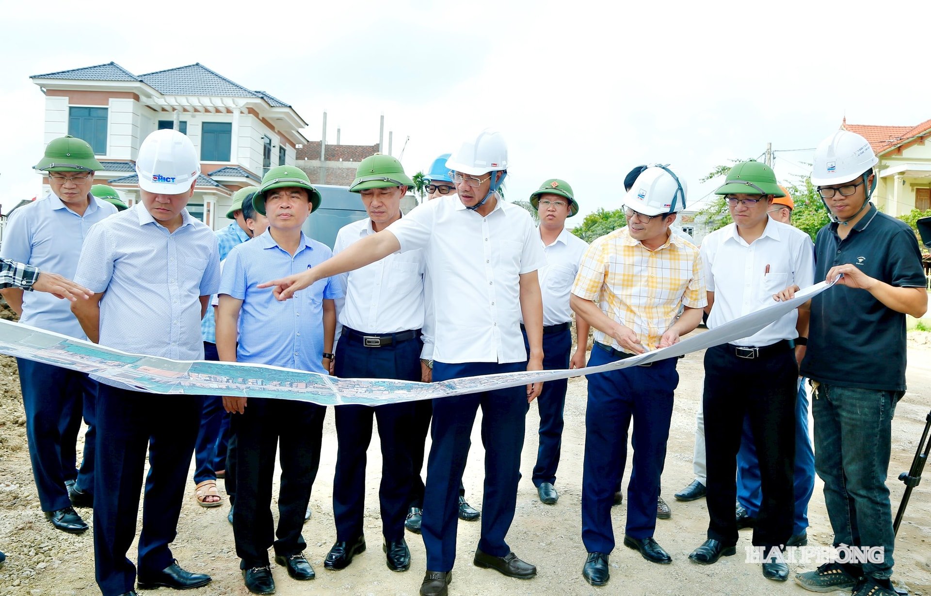 Đồng chí Lê Anh Quân, Phó chủ tịch Thường trực UBND thành phố kiểm tra tiến độ thực hiện gói thầu cải tạo, nâng cấp tuyến đường từ cầu sông Hoá đến đường tỉnh 354 (Dự án đầu tư xây dựng cầu sông Hoá).