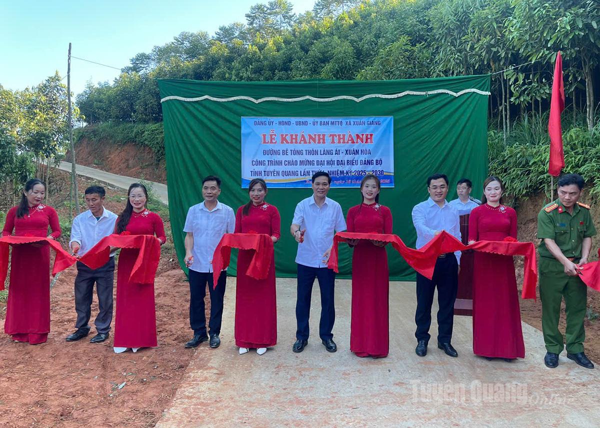 គណៈប្រតិភូបានកាត់ខ្សែបូសម្ពោធផ្លូវបេតុងជនបទ Lang Ai - Xuan Hoa។