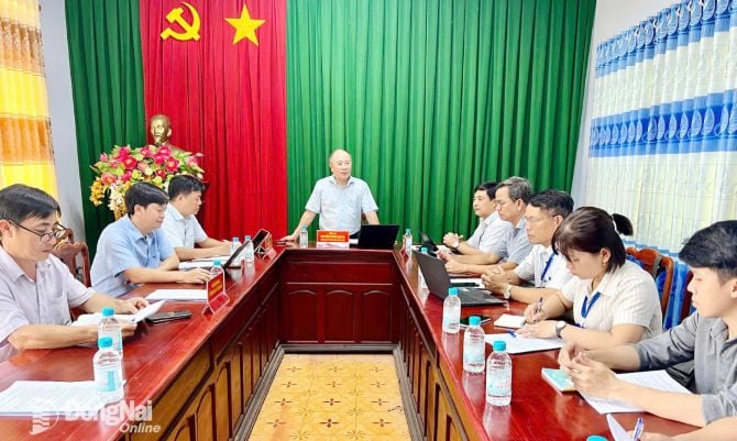 Phó Giám đốc Sở Khoa học và Công nghệ tỉnh Đồng Nai Nguyễn Minh Quang phát biểu tại buổi làm việc với UBND xã Lộc Thành về kết quả thực hiện chuyển đổi số trên địa bàn xã. Ảnh: Báo Đồng Nai