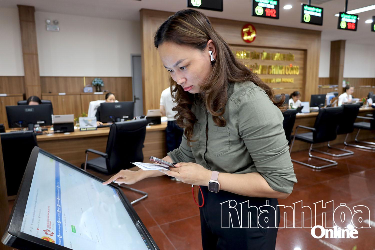 Người dân tra cứu thủ tục hành chính trực tuyến tại Trung tâm Phục vụ hành chính công tỉnh. 